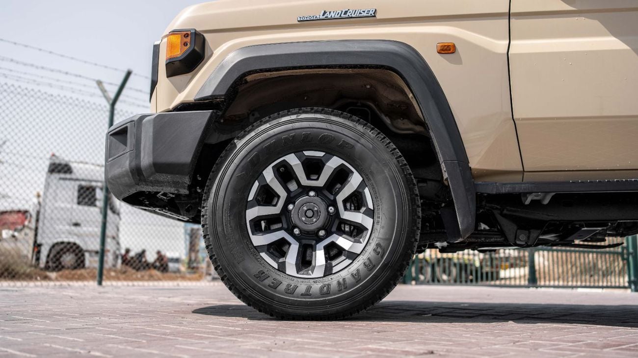 Toyota Land Cruiser 70 2025 Toyota Land Cruiser LC 76 2.8L AT Diesel (beige)