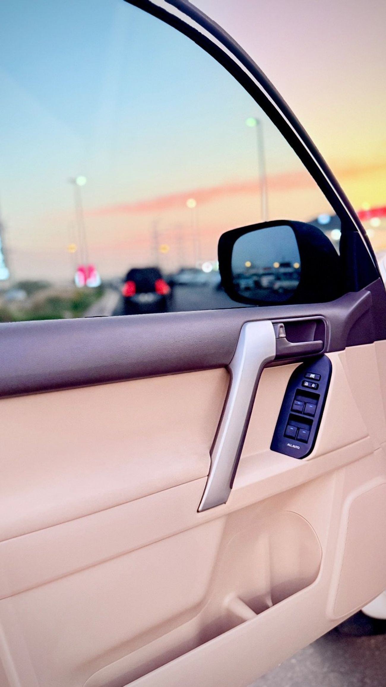 تويوتا برادو GXR 2018 V6 Full option Sunroof, Coolbox , Electric seats top of The Range