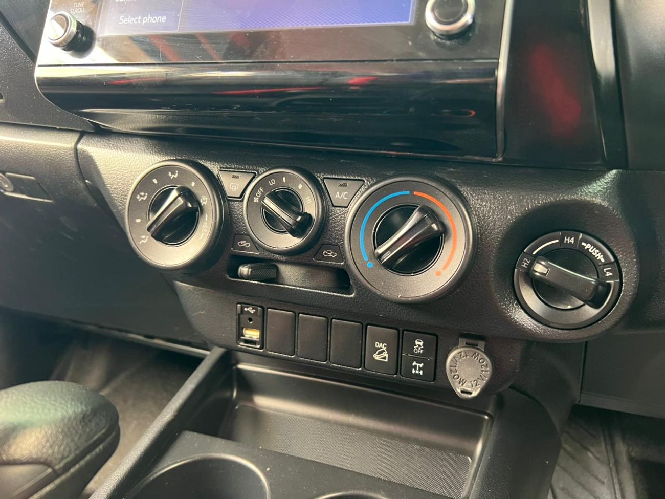 تويوتا هيلوكس The Toyota Hilux is a renowned mid-size pickup truck known for its exceptional ruggedness, reliabili