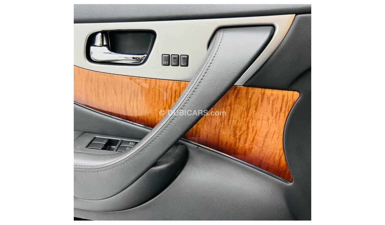 Infiniti QX70 Luxury GCC .. Full Options .. V6 .. NAV .