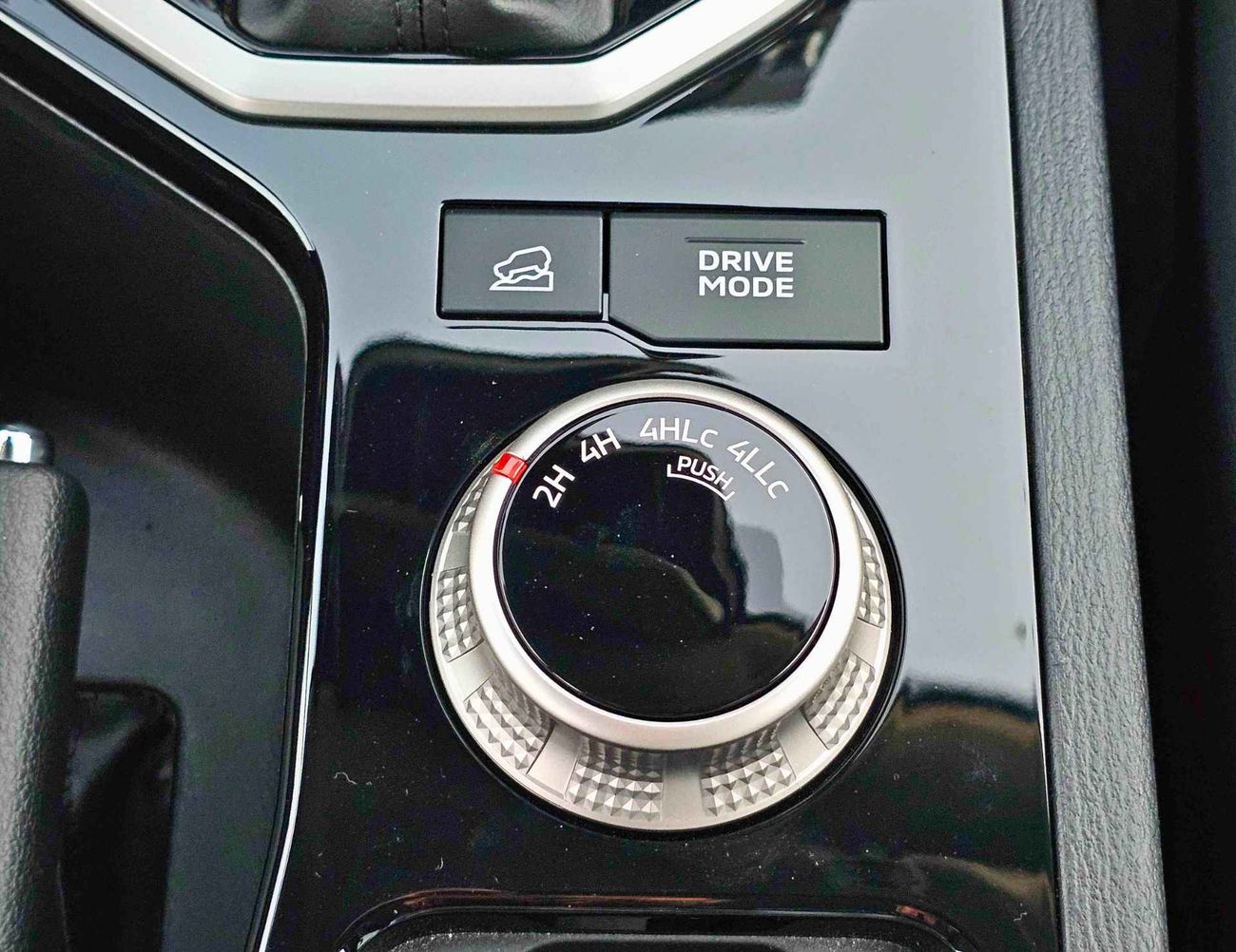 Mitsubishi L200 SPORTERO | 2.4L DSL | A/T | FULL OPTION | 4WD | CODE # SPORTERO |