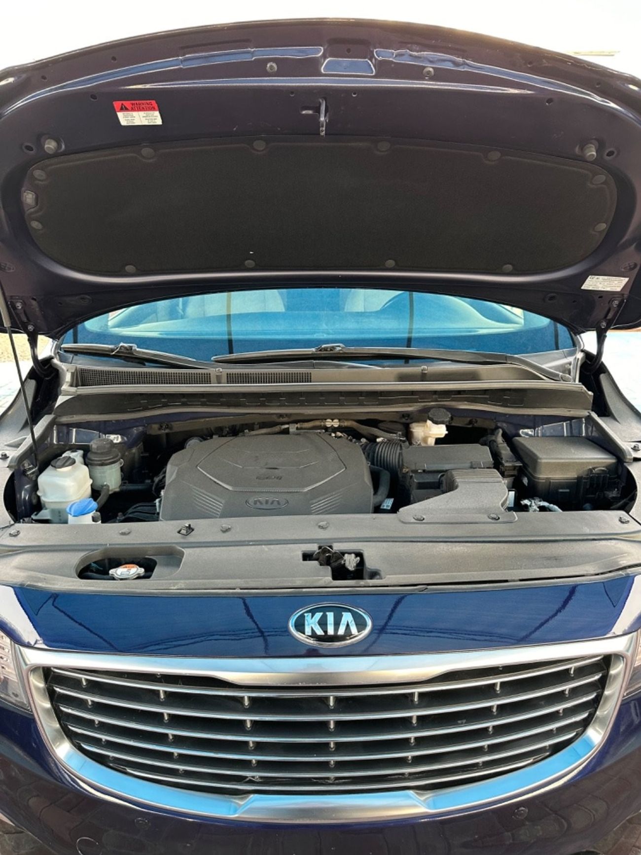 Kia Sedona car in perfect condition Kia sedona 2020 with engine capacity 3.3 car requires investment. in LX tri