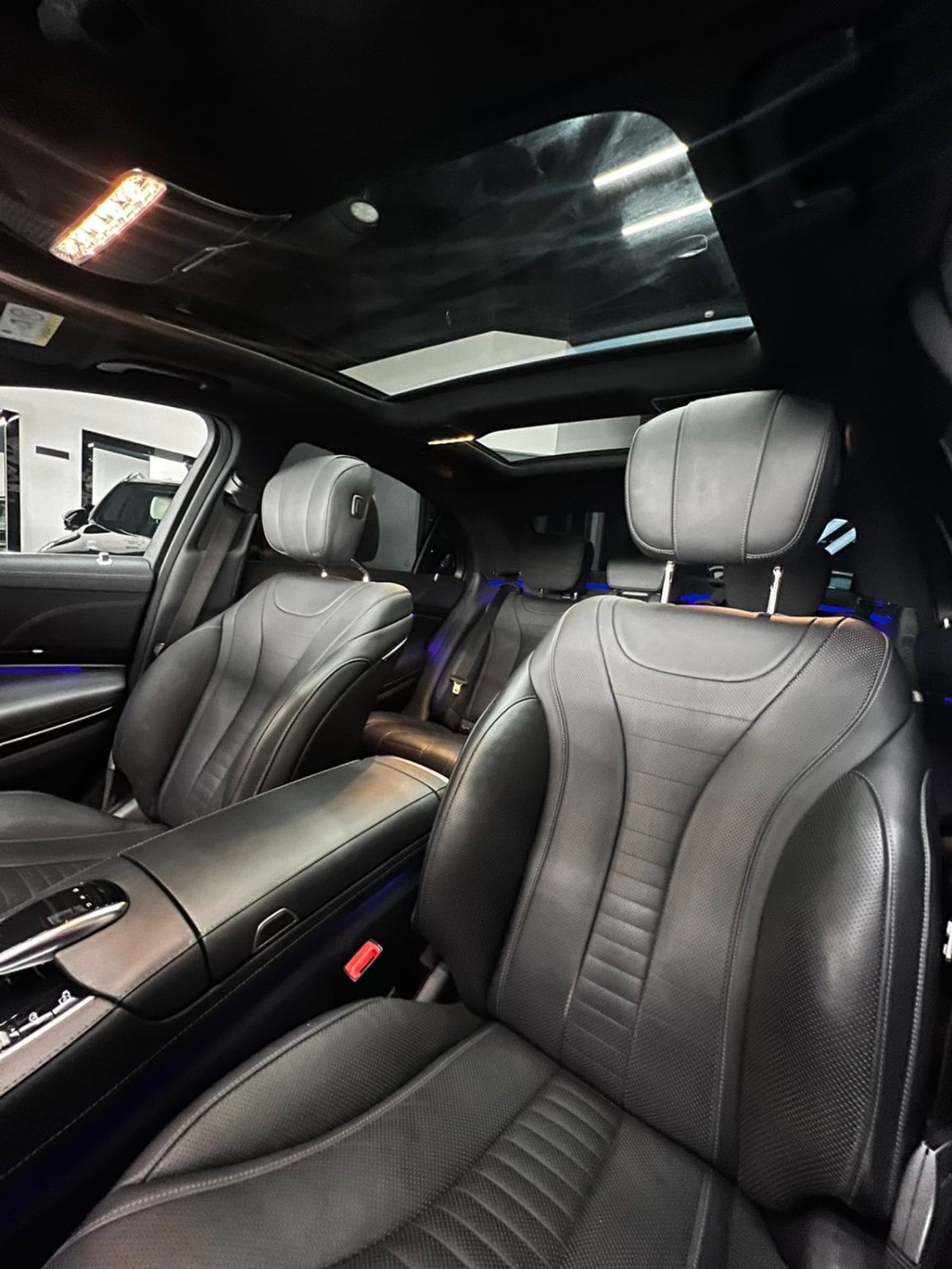 Mercedes-Benz S 560 Std 4.0L (469 HP)