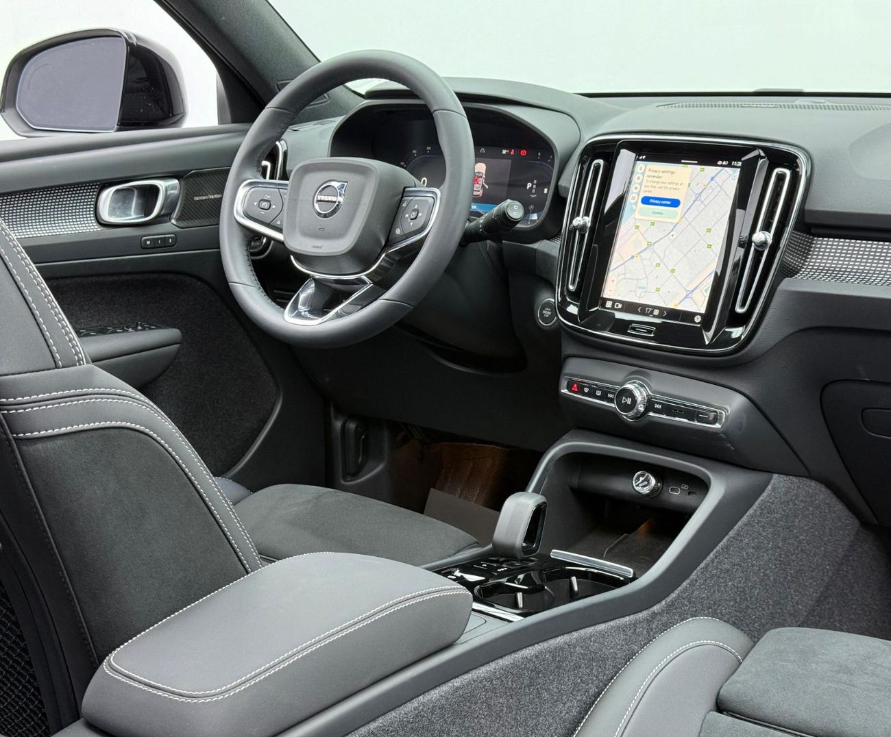 Volvo XC40 B4 2024 Volvo XC40 B4, 2027 Volvo Warranty, 2029 Volvo Service Pack, Very Low Km, Fully Loaded, GCC