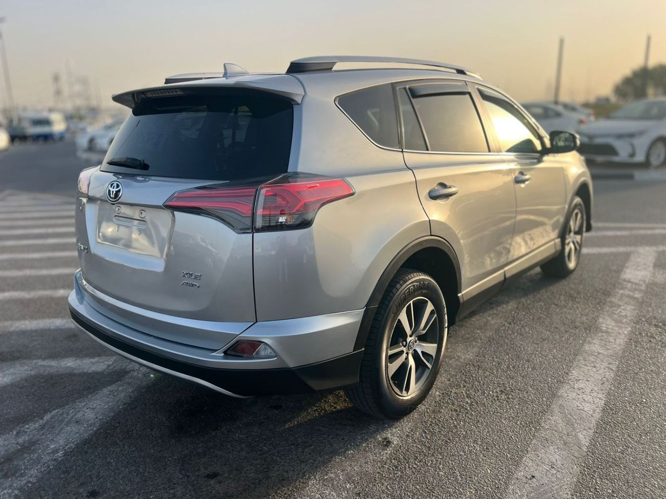 Toyota RAV4 2017 Toyota Rav4 XLE 2.5L V4 Mid Option - 4x4 AWD - Sunroof - Leather Seats -