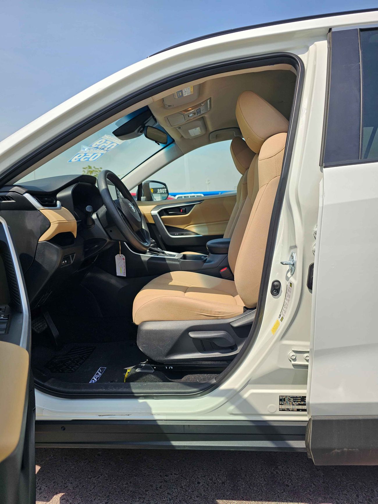 تويوتا راف ٤ LE // 937 AED Monthly // V4 //  MID OPTION (LOT # 25004)