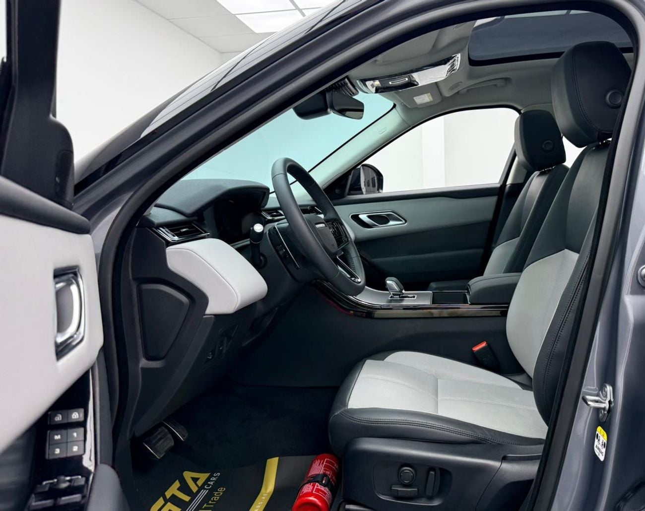 لاند روفر رينج روفر فيلار 2025 Range Rover Velar P250 R-Dynamic SE, 2029 LR Warranty + Service Pack, Fully Loaded, GCC