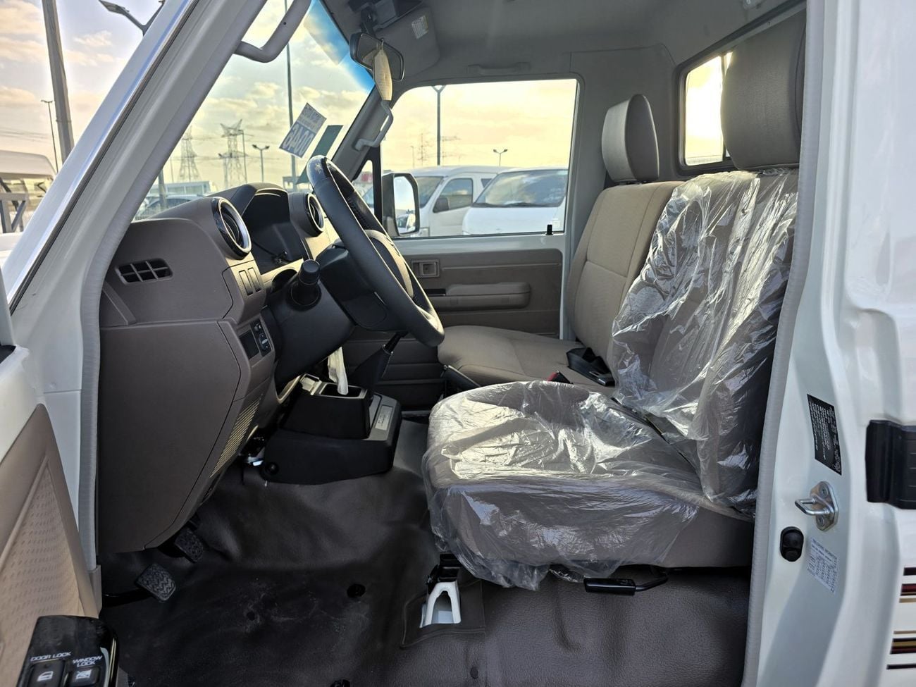 Toyota Land Cruiser Pick Up SC 4.0L Toyota L.C Single cabin Pick Up 4.0l petrol v6 M/T 4WD Gcc specs  2025 Model