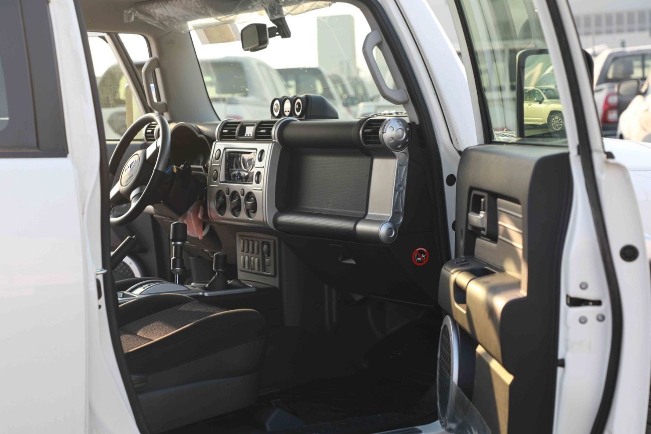 Toyota FJ Cruiser 2023 Toyota FJ Cruiser 4.0 W/0 JBL - White inside Grey | Export Only