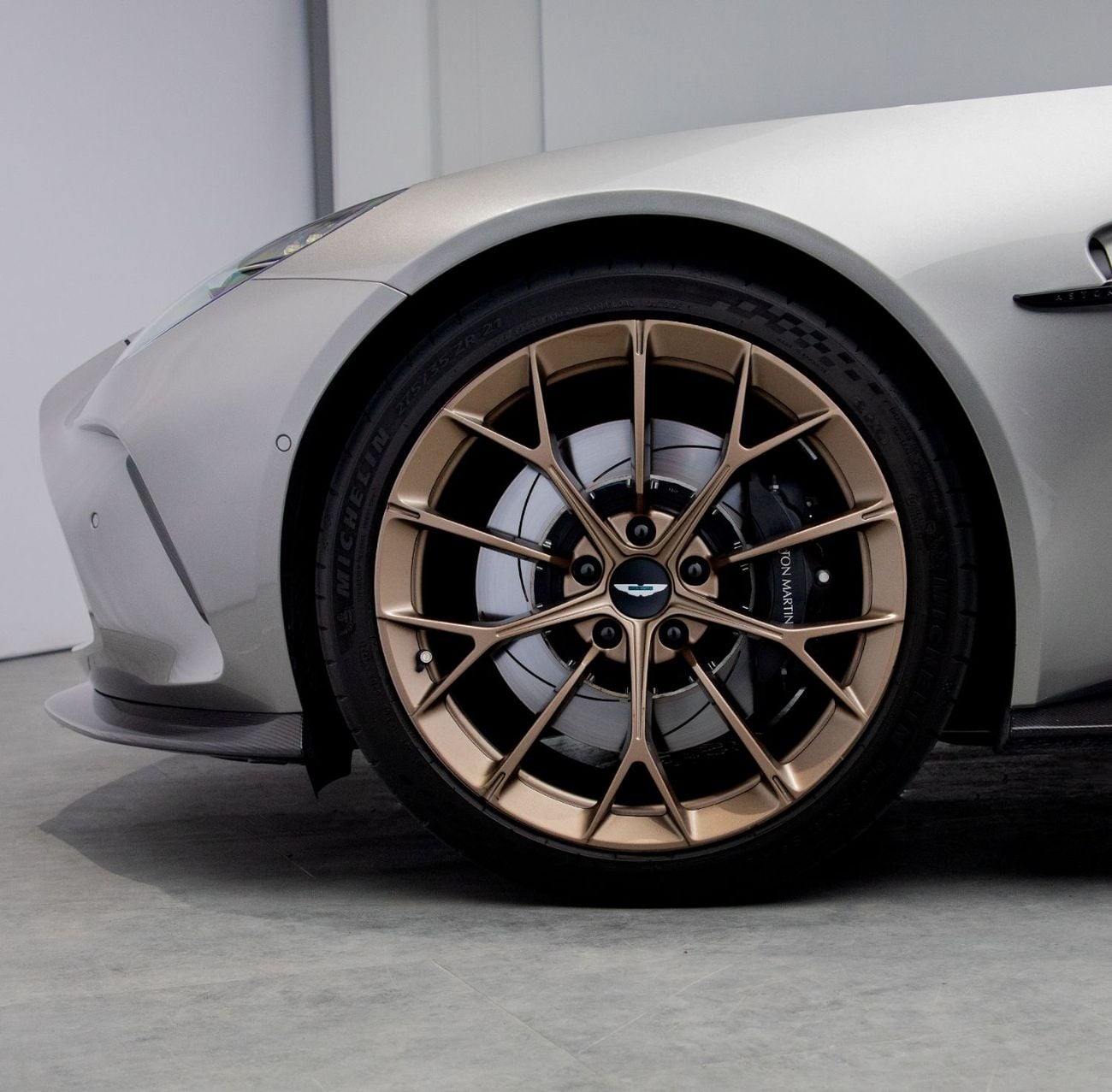 Aston Martin Vantage Standard V8