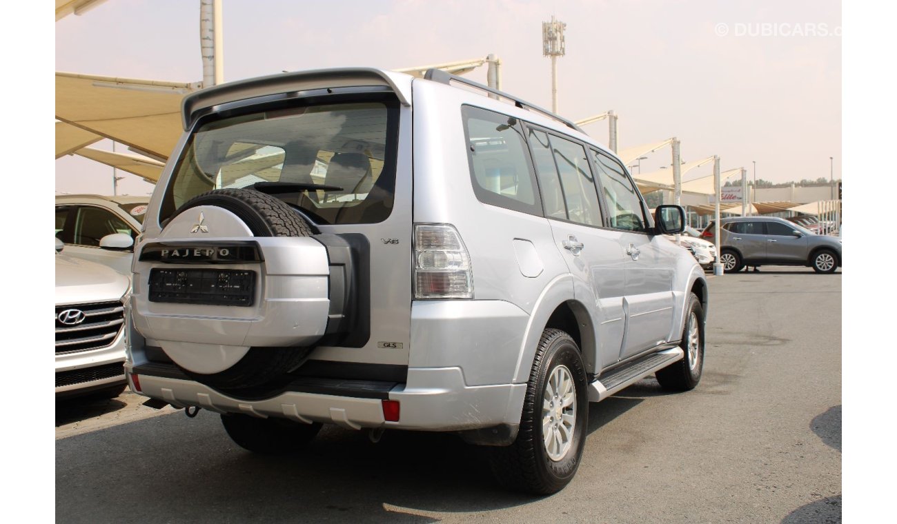 Mitsubishi Pajero ACCIDENTS FREE - ORIGINAL PAINT - GCC - SUNROOF - CAR IS IN PERFECT CONDITION INSIDE OUT