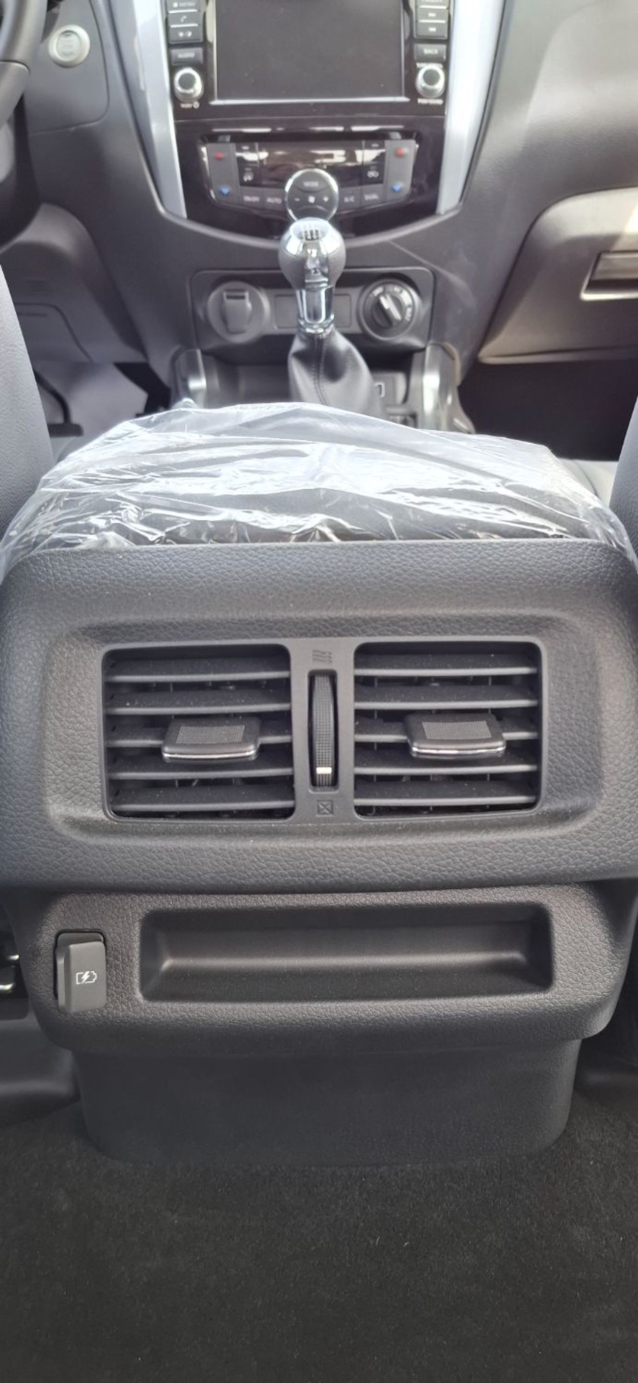 نيسان نافارا G 2.5L 4WD M/T NISSAN Navara 2.5L petrol 4X4 M/T