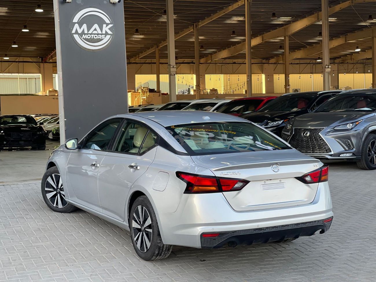 نيسان ألتيما SV / V4 2.5L / رادار / قراءة الطريق / نقطة عمياء / شاشة كبيرة / في حالة ممتازة