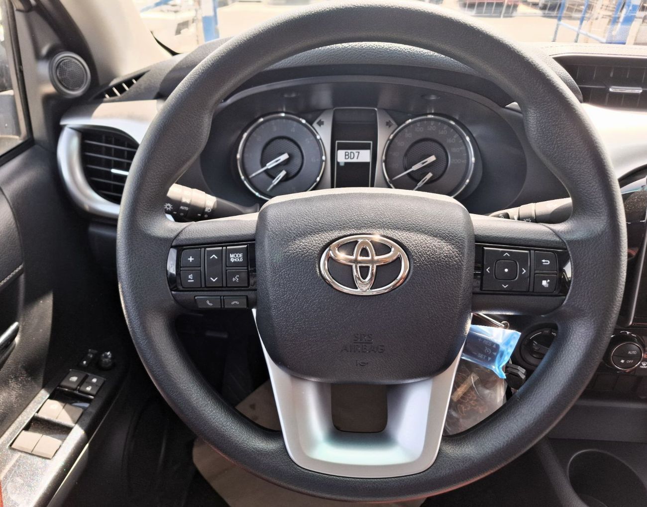 Toyota Hilux Toyota Hilux SR5 2.4L 2025 AT Full White Diesel (Export Only)