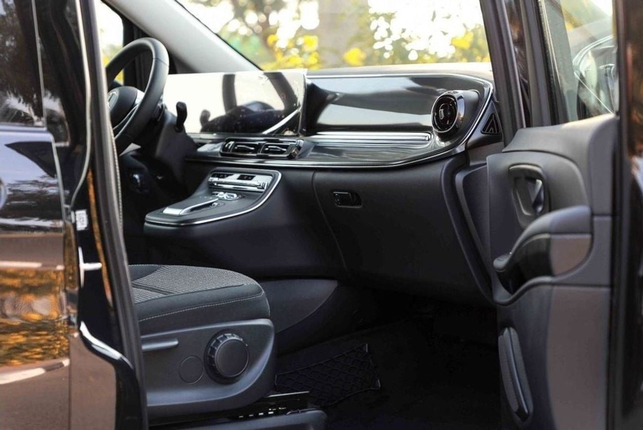 مرسيدس بنز V 300 2025 MERCEDES BENZ V300 EXTRA LONG 2.0 - BLACK inside BLACK | Export Only