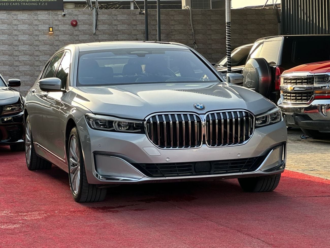 بي أم دبليو 740Li 3.0 لتر TwinPower Turbo - عدد 6 سلندر ناقل الحركة: أوتوماتيك من 8 سرعات (Steptronic)