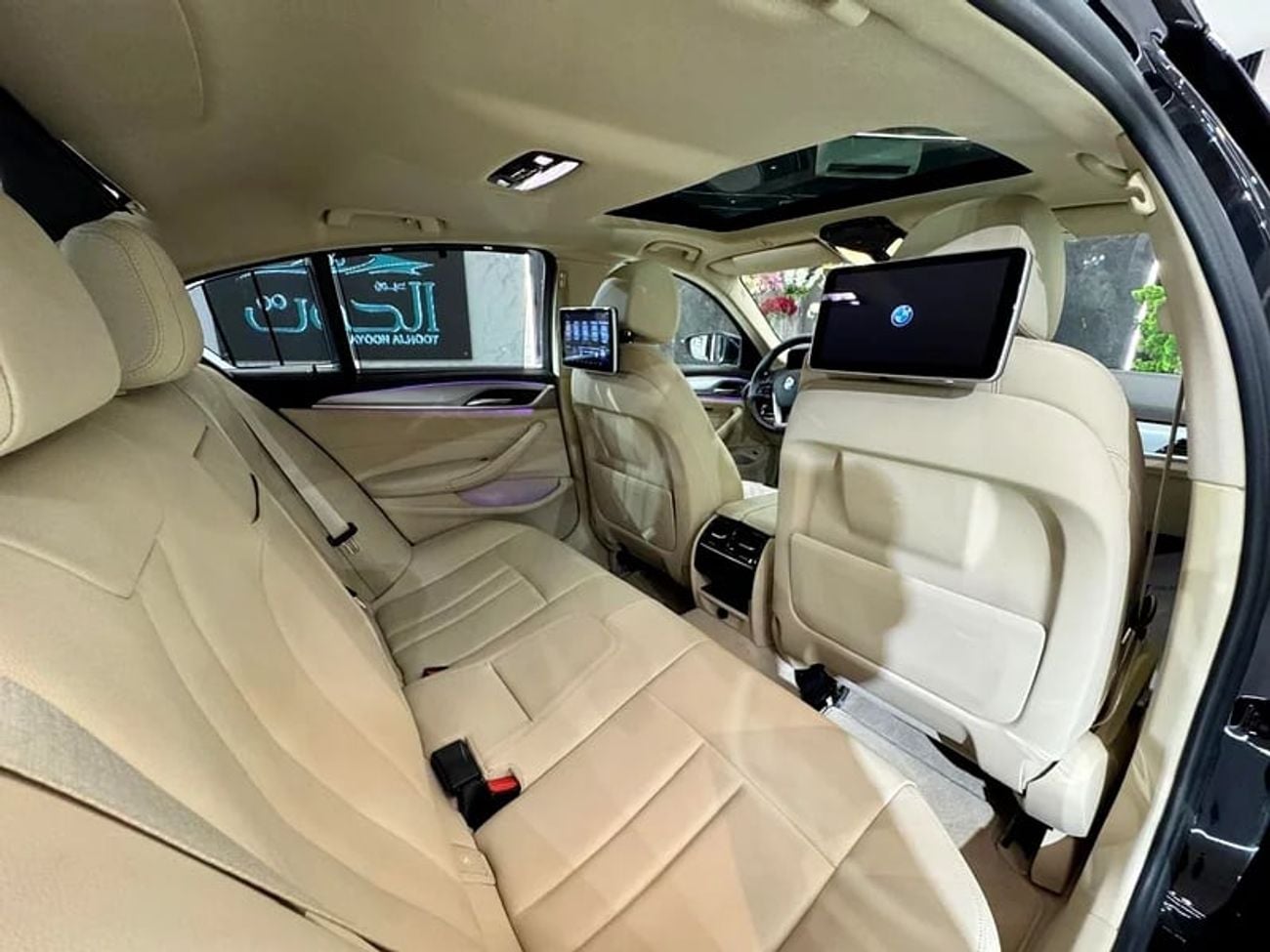 بي أم دبليو 520i EXCLUSIVE LUXURY ELITE BLACK 520i || TOP RANGE || GCC || SCREENS || LIKE