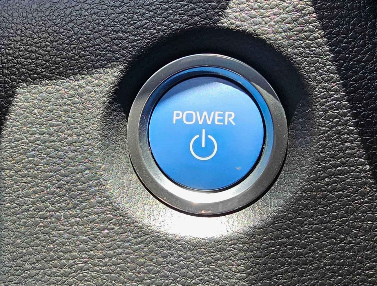 تويوتا ليفين HYBRID LUXURY | 1.8L V4 | SUNROOF DVD + CAMERA | FULL OPTION