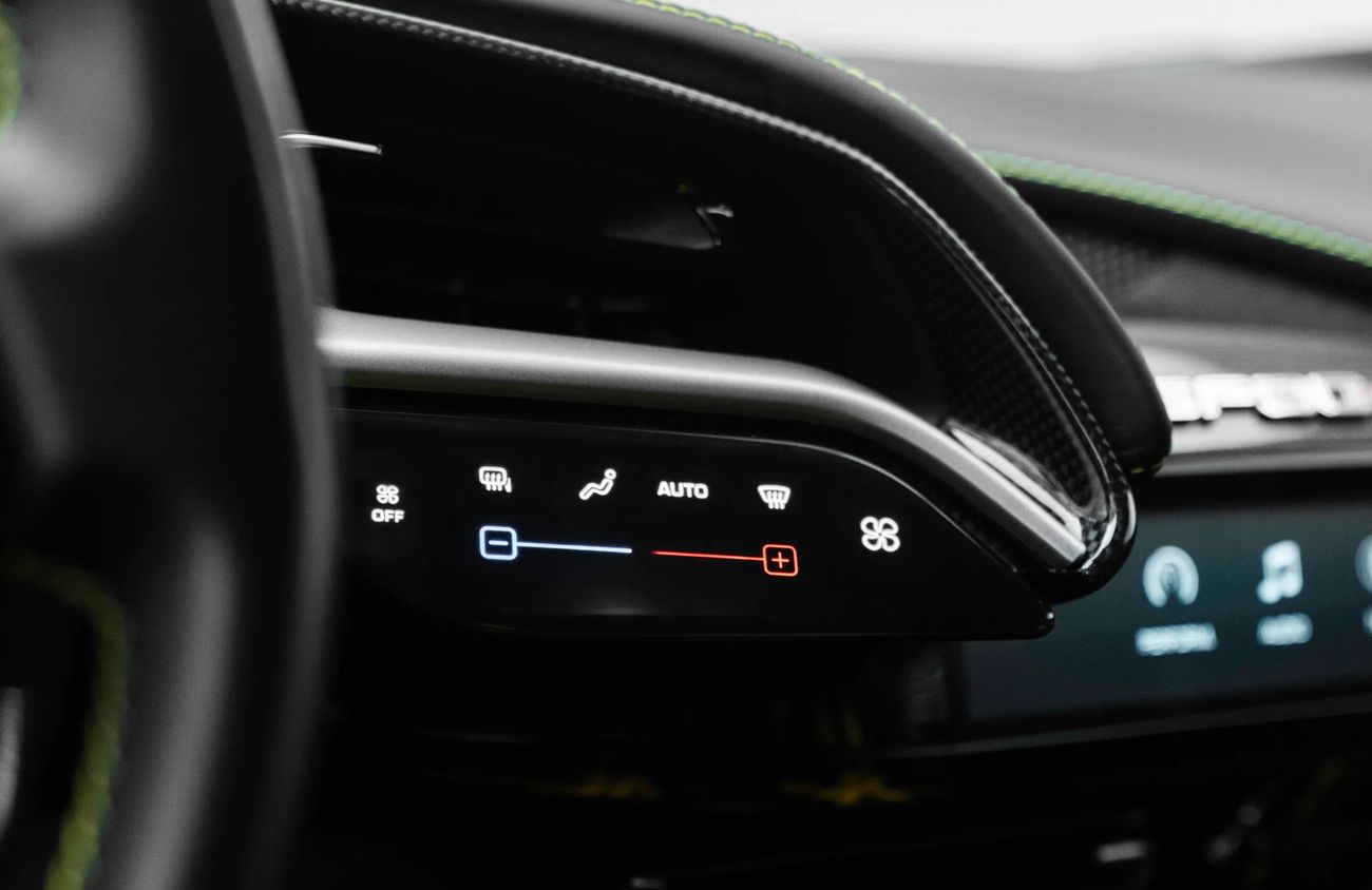 فيراري SF90 ستراديل 4.0L V8 Twin-Turbocharged Engine + eMotor