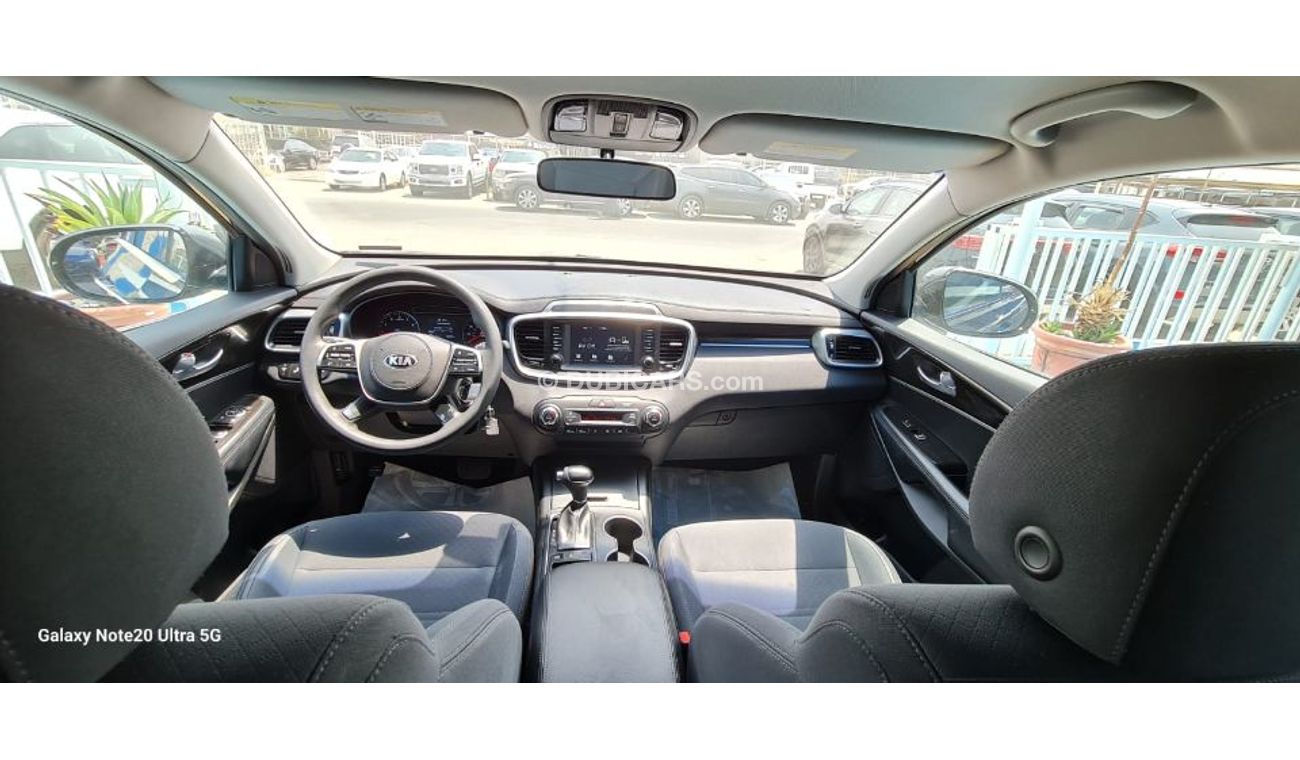 كيا سورينتو السيارة جيدة جدا ونظيفة