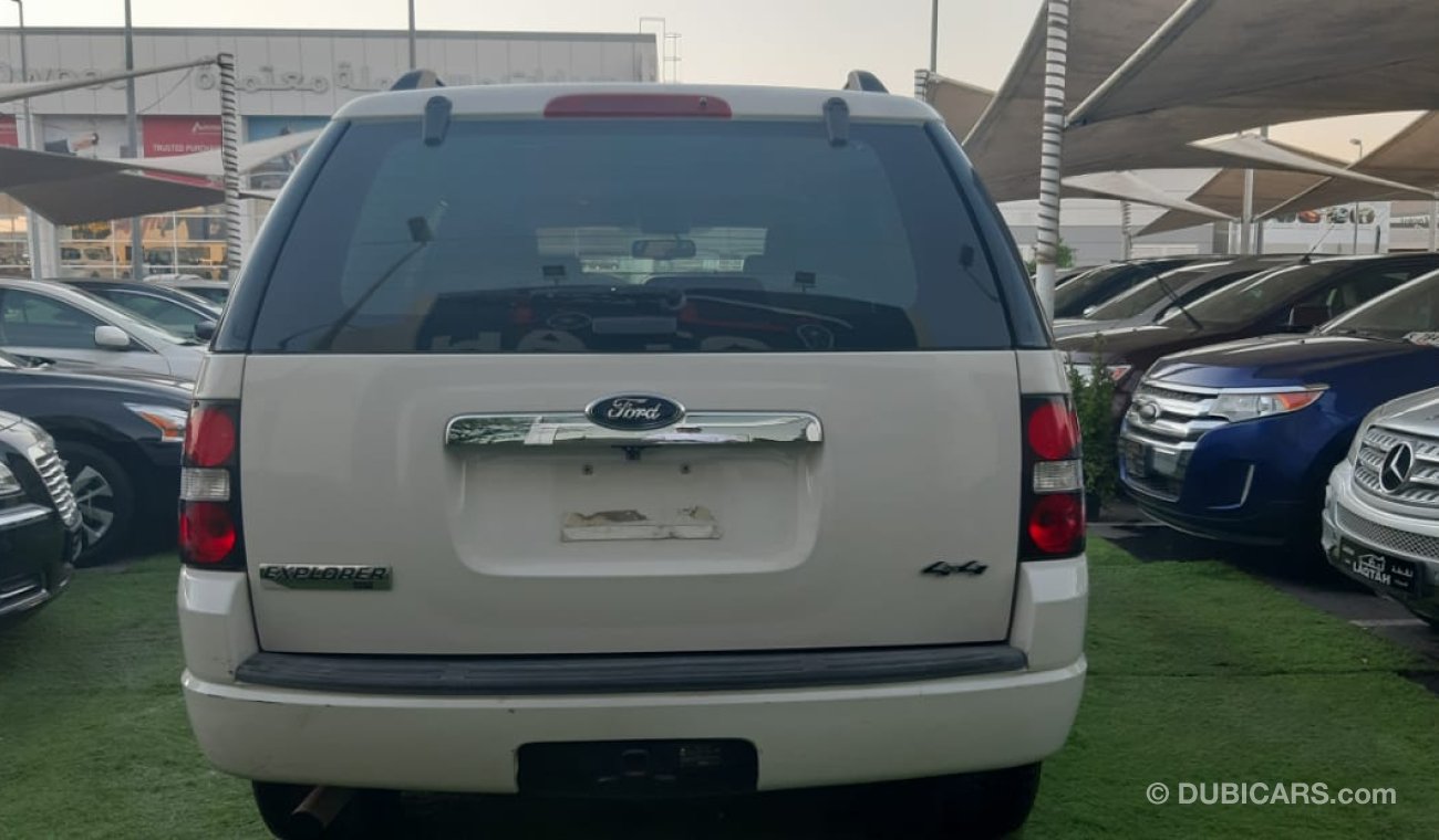 فورد إكسبلورر خليجى رقم 2 مثبت سرعة - رنجات - حساسات - شاشة - تحكم كاميرا خلفية بحالة ممتازة لاتحتاج لأى مصاريف