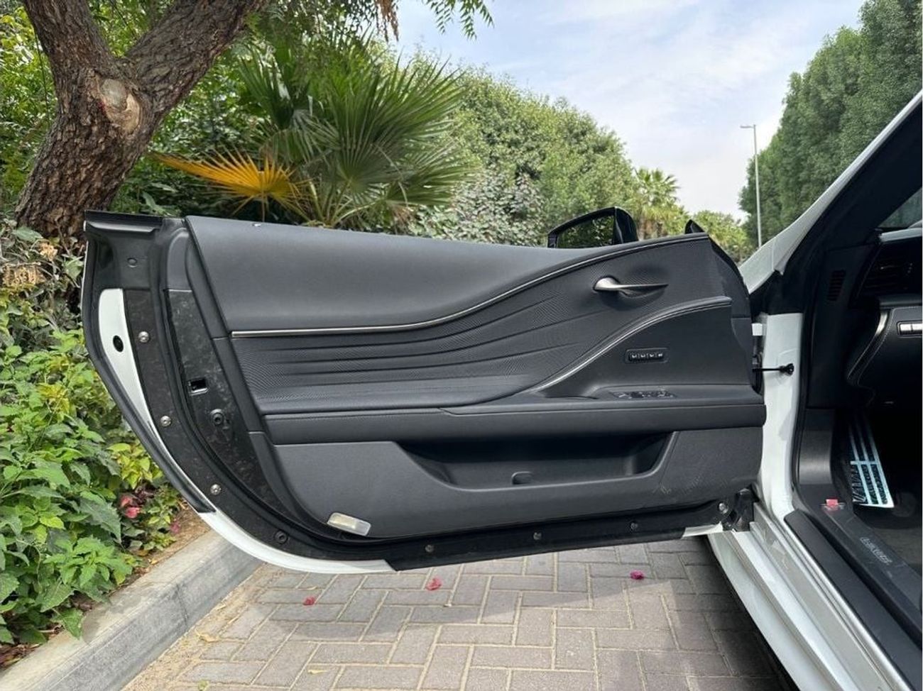 لكزس LC500 كابريوليه Titanium  5.0L Lexus LC500 Convertible Titanium 5.0L Titanium 5.0L | 2024 | Zero Km | V8 471 HP | Wa