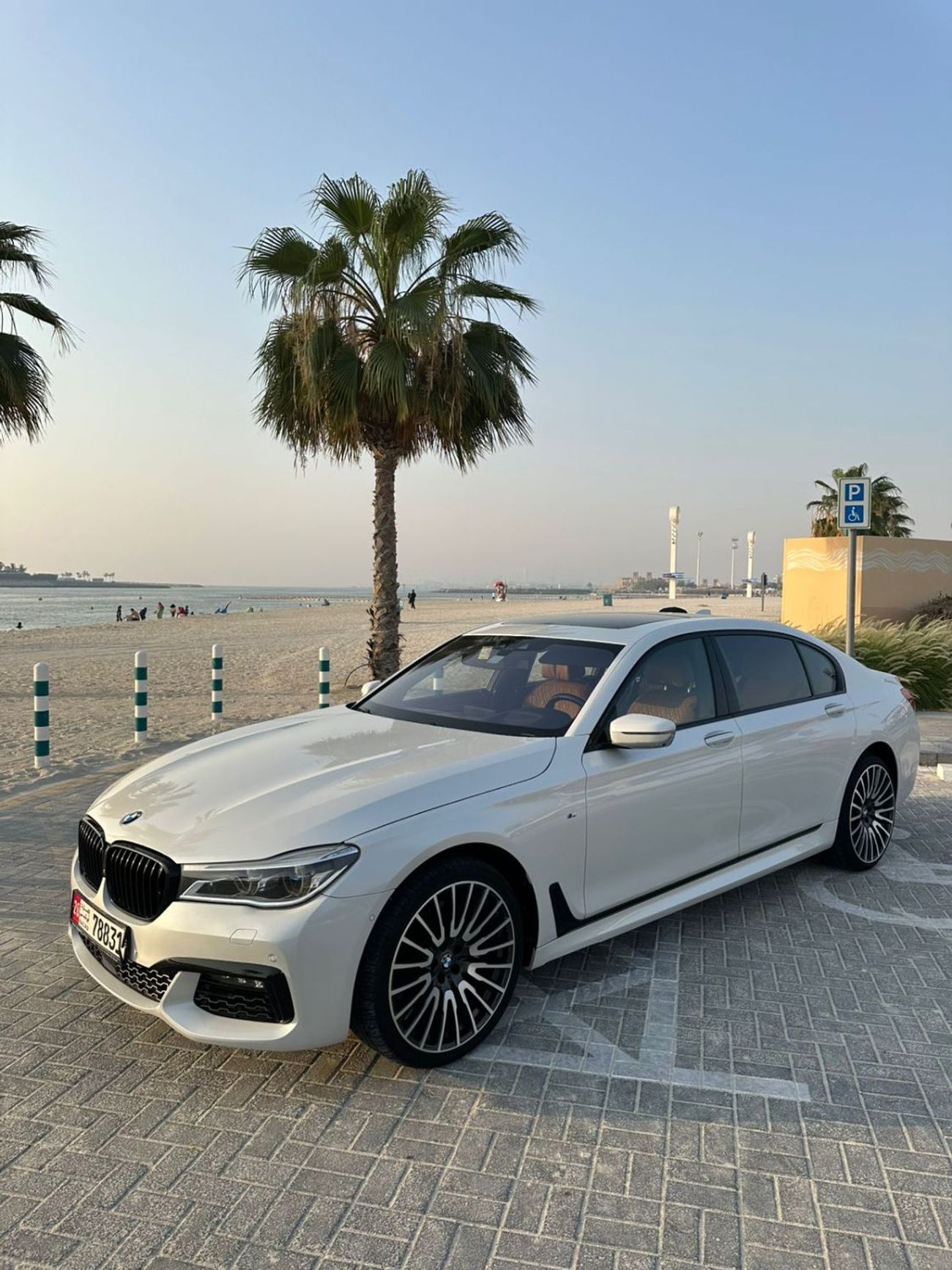 بي أم دبليو 750Li Luxury 4.4L (523 HP)