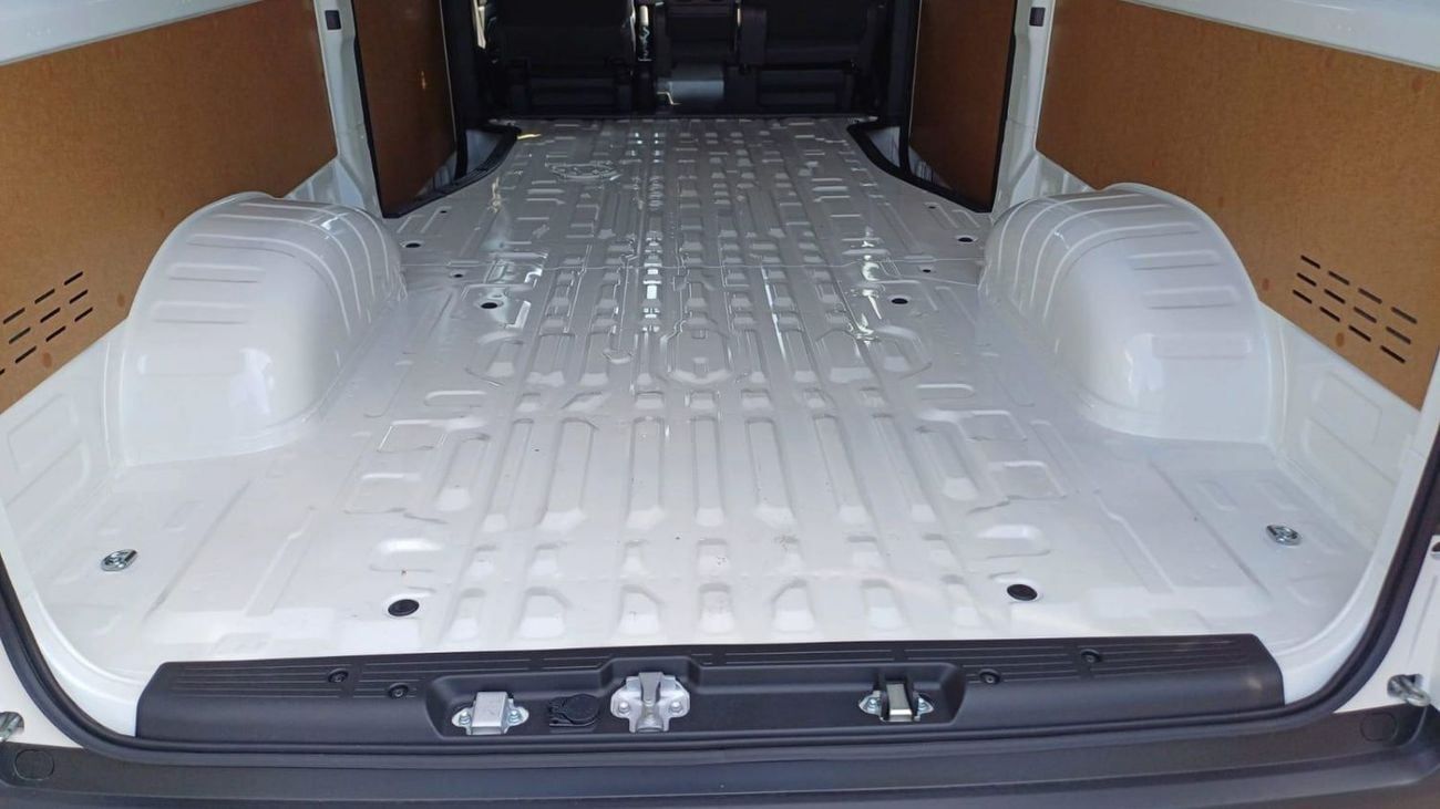 Toyota Hiace Van High Roof 2.8L (174 HP) M/T