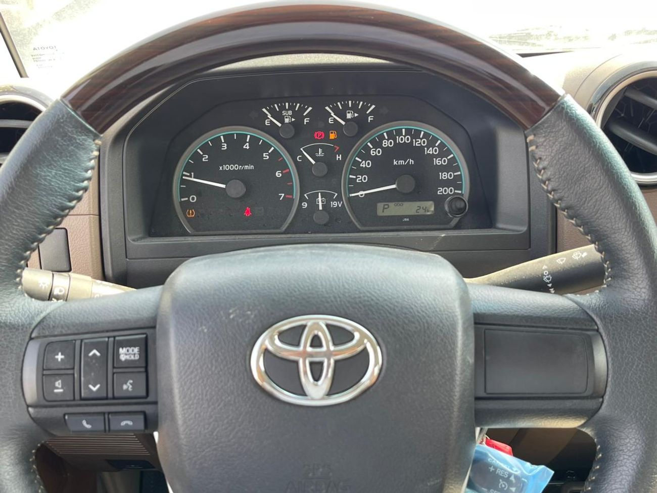 Toyota Land Cruiser Pick Up Toyota LAND CRUISER SC AT PETROL 4.0L WIN-DIFF-COOLBOX