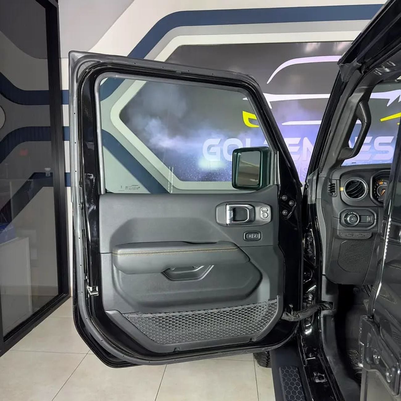 جيب رانجلر Sahara 3.6L M/T Sahara - Brand