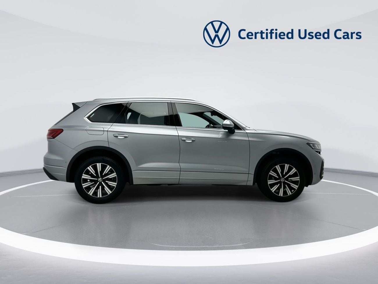فولكس واجن طوارق | 42,100 AED SAVINGS from New Car | ONLY 3,796 KM | As-New Flagship Luxury | Warranty and Free Servi