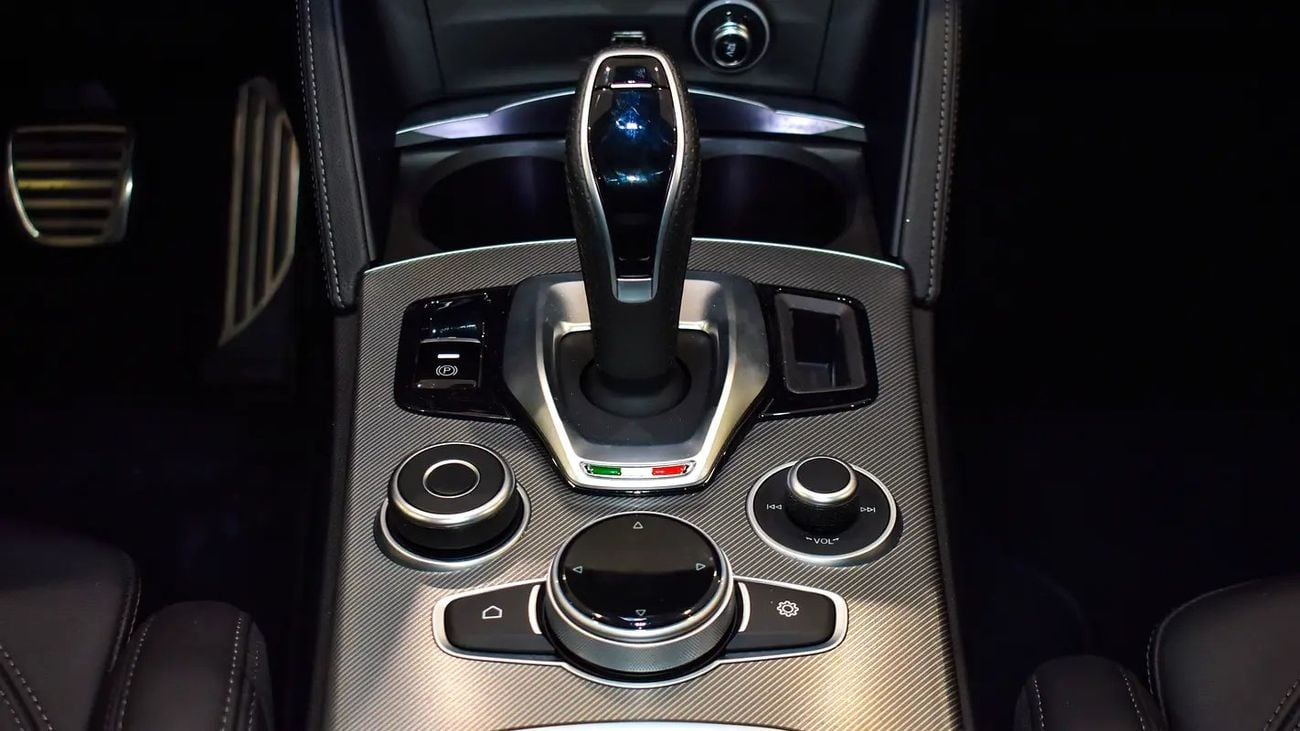 ألفا روميو ستيلفيو VELOCE 0% DP |AED 1,685/Month | | Veloce | | Gargash Warranty and Service