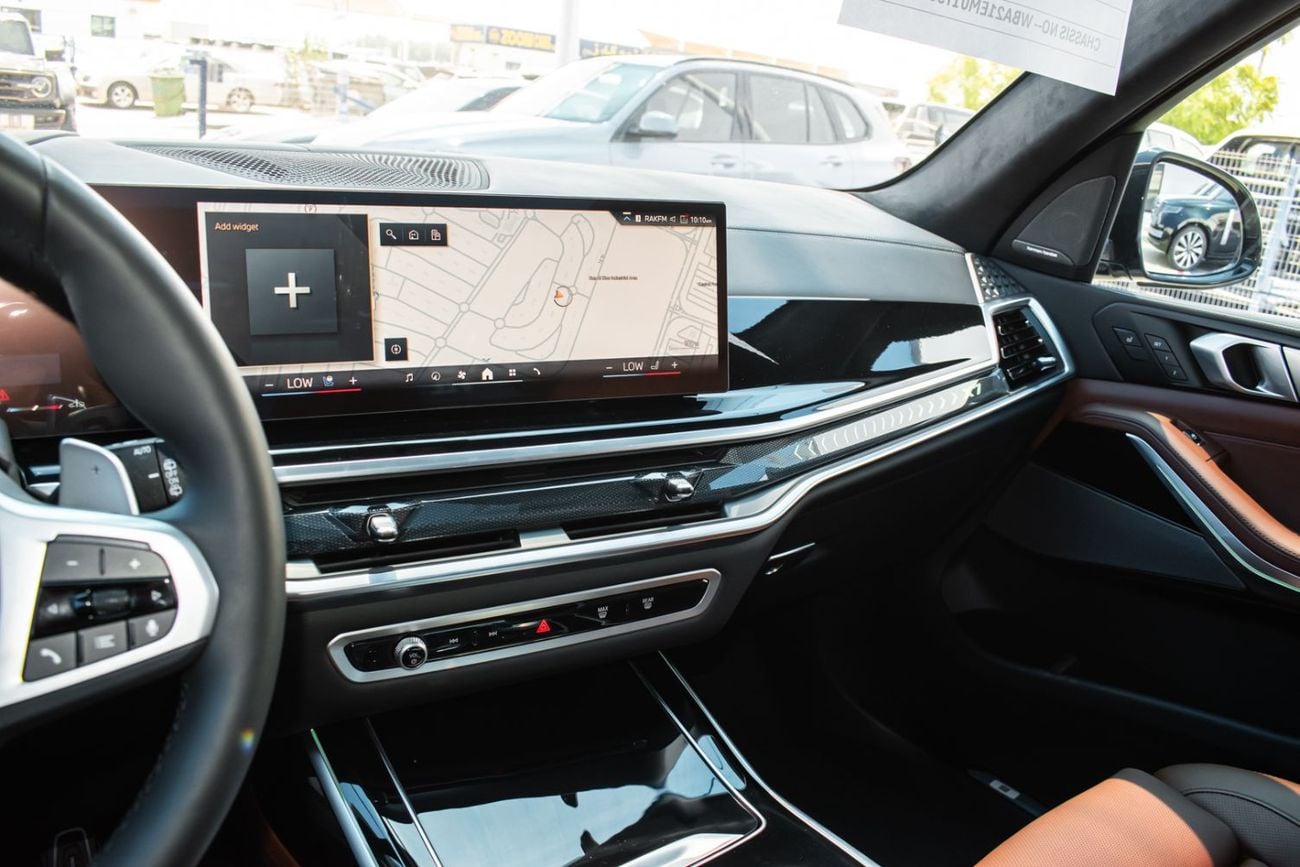 بي أم دبليو X7 The 2026 BMW X7 M40i xDrive is a full-size luxury performance SUV that blends V8 power, advanced tec