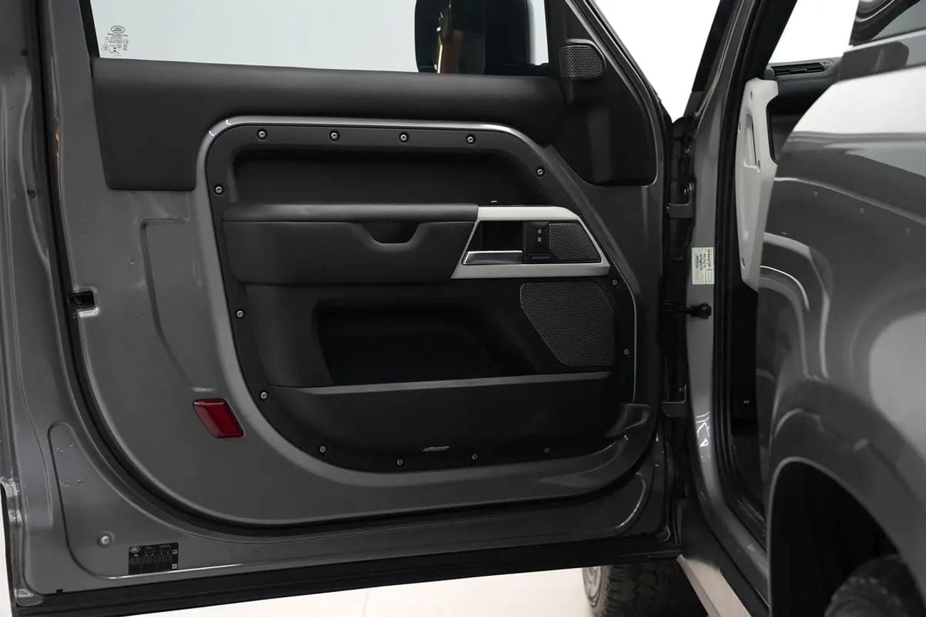 لاند روفر ديفندر 90 P400 HSE GCC FSH SERVICE PACKAGE FROM AL TAYER