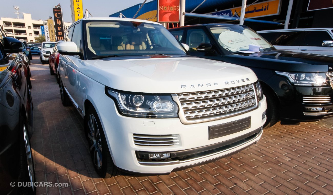 Land Rover Range Rover Vogue SE Supercharged under warranty till 2018 and has service history till 60000