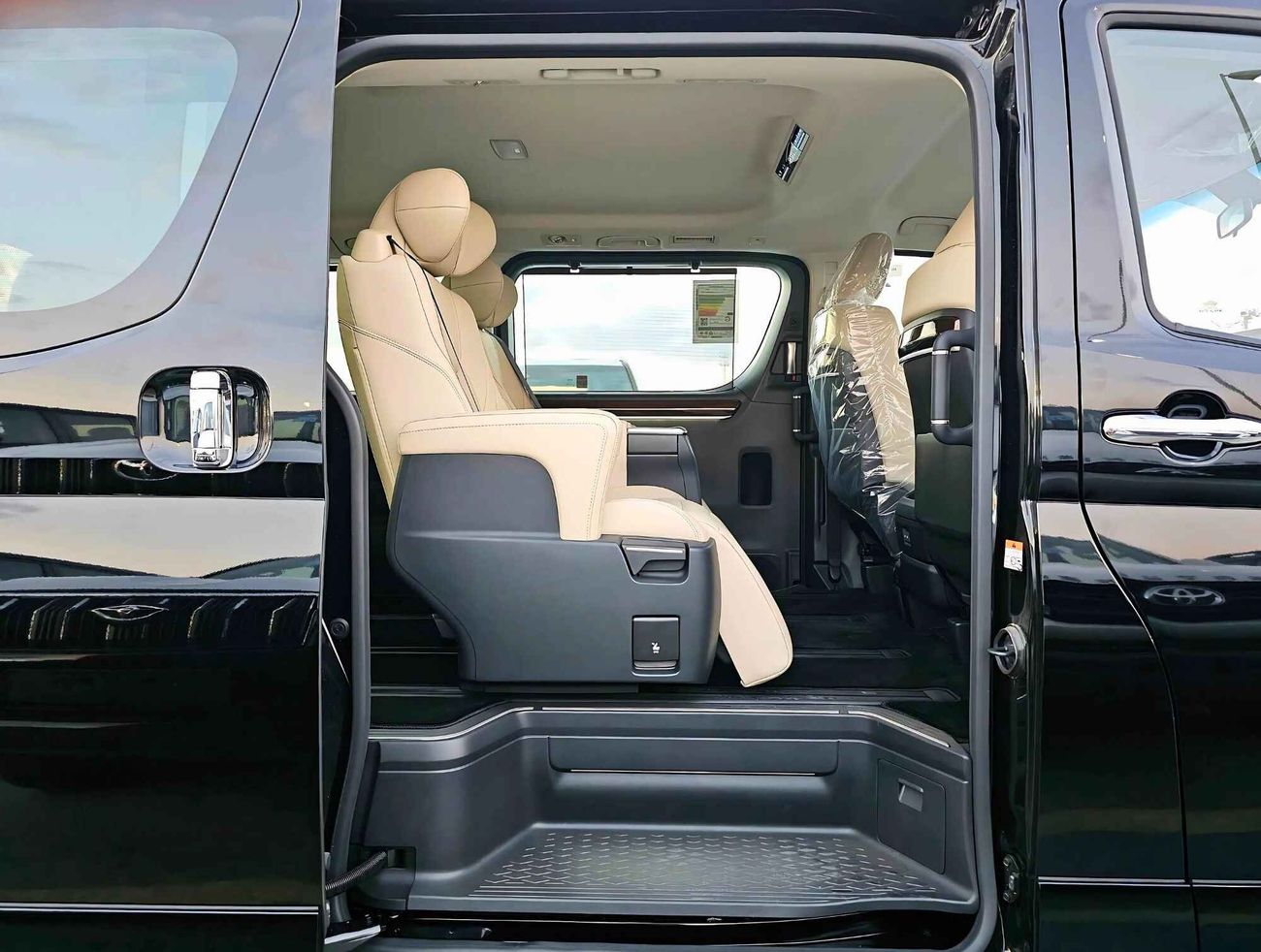 Toyota Granvia PREMIUM, 3.5L V6 PETROL A/T, 360* CAMERAS /  VSC 8” MULTIMEDIA OTTOMAN SEATS (CODE #  69029)