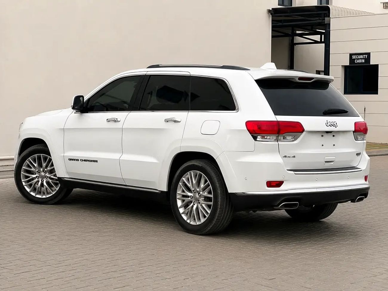 جيب جراند شيروكي SUMMIT 1,338 | Summit | 5.7L HEMI V8 | GCC Specs