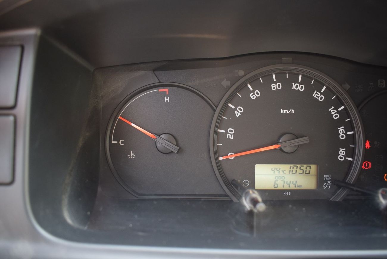 Toyota Hiace Toyota Hiace Highroof Van 2.7L , model:2023. Only done 6000 km