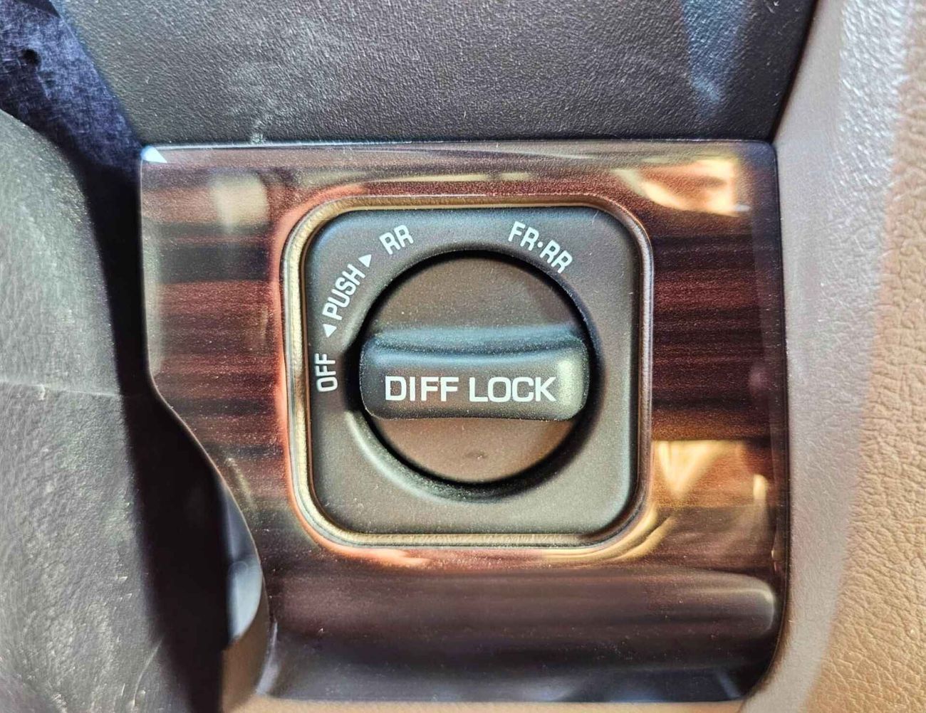 تويوتا لاند كروزر بيك آب LC79 LX / SINGLE CABIN / A/T / 4.0L V6 PETROL / 4WD (CODE # LX-Z)