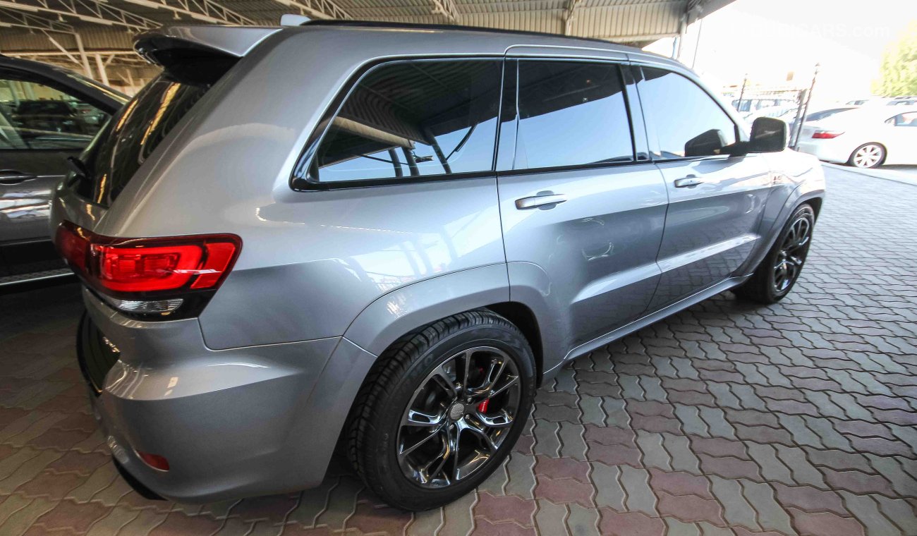 Jeep Grand Cherokee SRT 8 6.4L HEMI