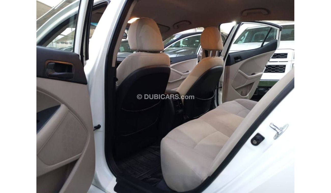 كيا أوبتيما خليجي 2014 لون ابيض داخل بيج رقم 2 رنجات  أنوار ضباب راديو FM مثبت سرعه حساسات لاتحتاج الي مصاريف