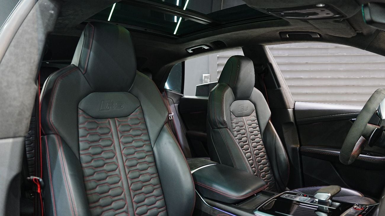 Audi RSQ8 QUATTRO, Carbon Exterior/Interior Pack, Panoramic Roof, Bang N Olufsen, GCC Specs!!