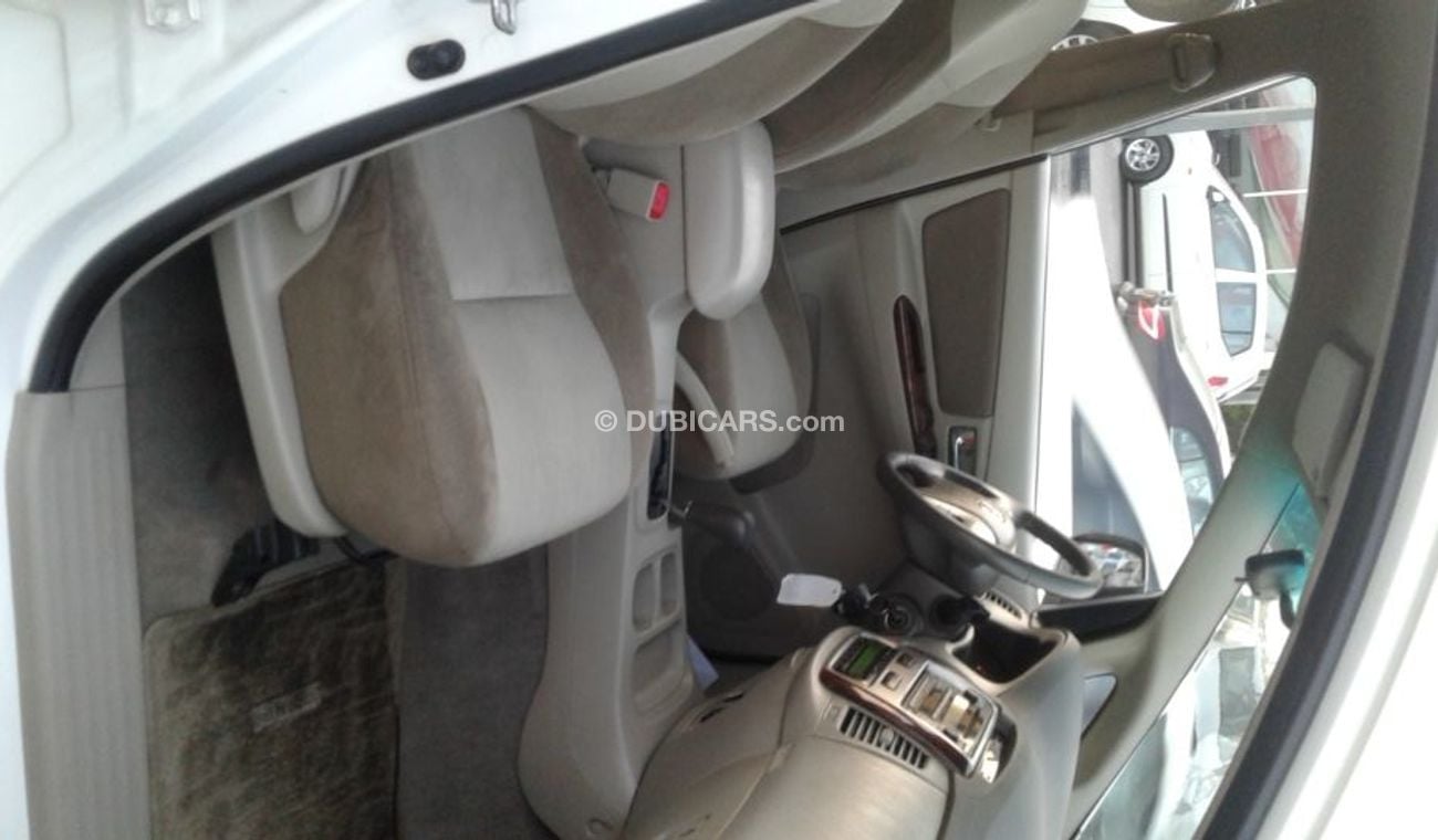 تويوتا إينوفا ابيض خليجى 2015 فتحة سقف رقم 1فل ابشن كامل بحالة جيدة