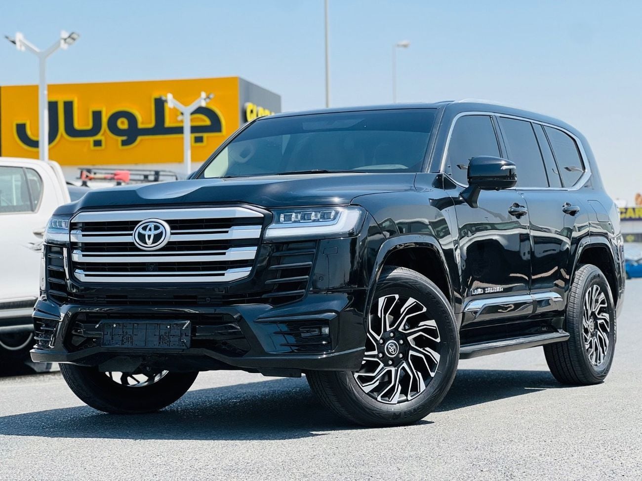 Toyota Land Cruiser GXR TOYOTA: Land Cruiser TWIN TURBO ENGINE : 3.5L 6 cylinder PETROL MODEL : 2023 COLLAR : BLACK INTERIOR