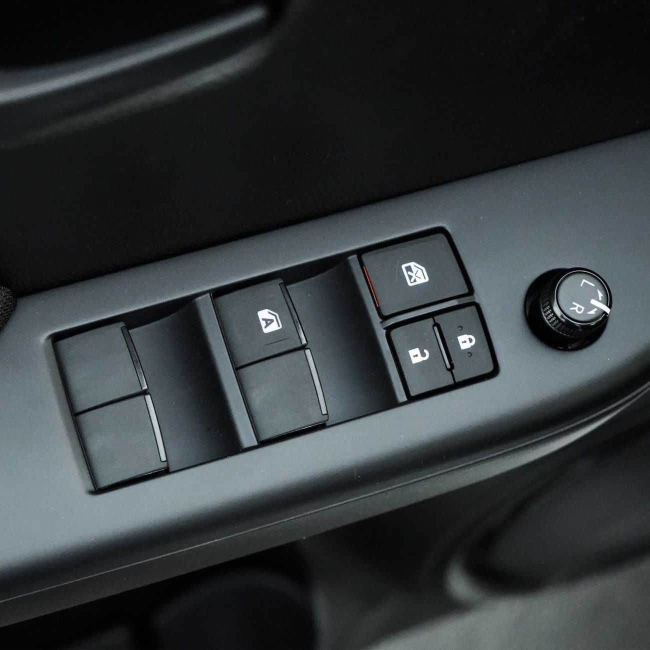 تويوتا هيلوكس 2.4 L | Diesel | 4x4 | D/C | M/T | DIFFLOCK | EXPORT ONLY !