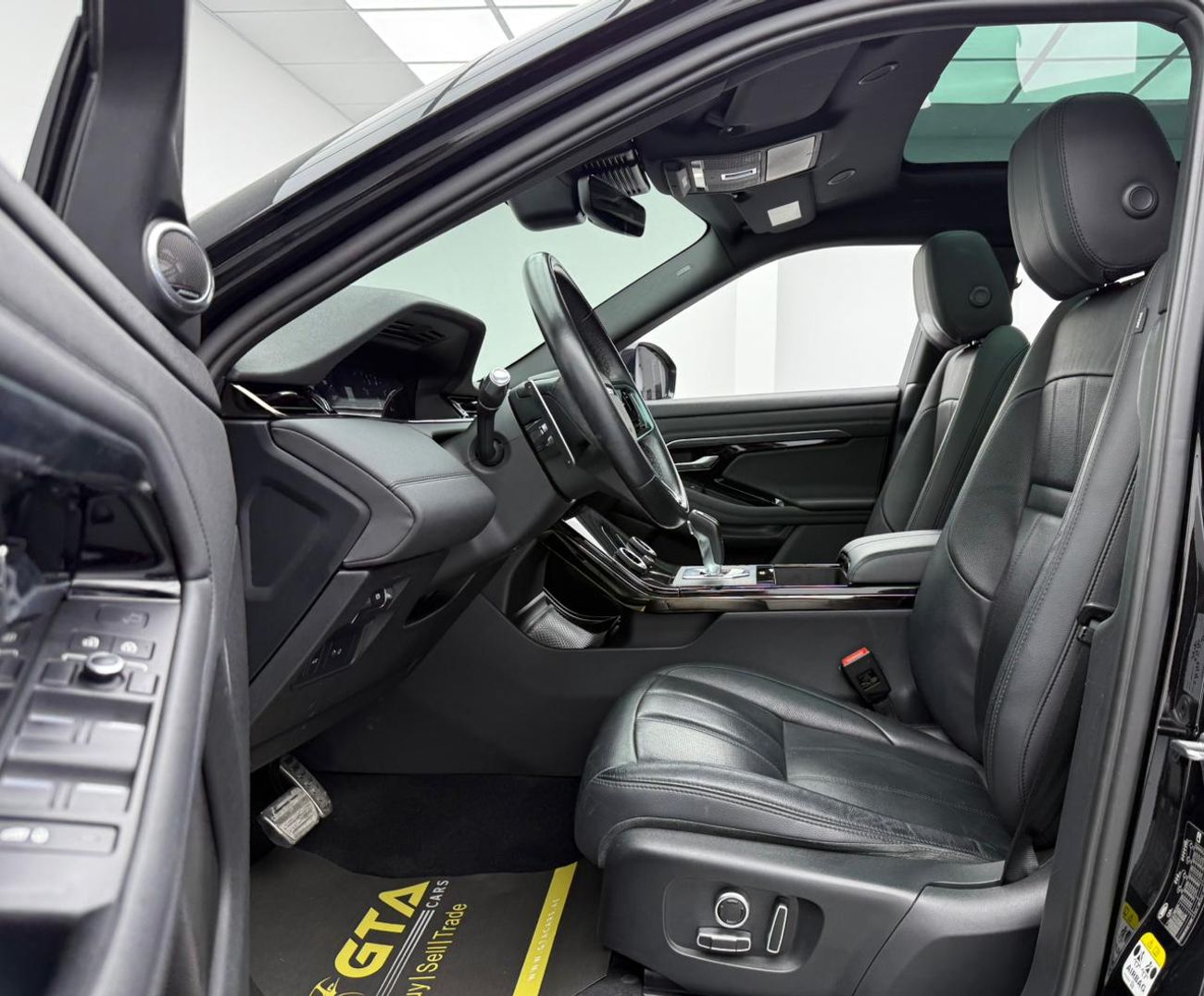 لاند روفر رانج روفر إيفوك 2021 Range Rover Evoque R-Dynamic SE, 2026 RR Warranty, Full RR Service History, Fully Loaded, GCC