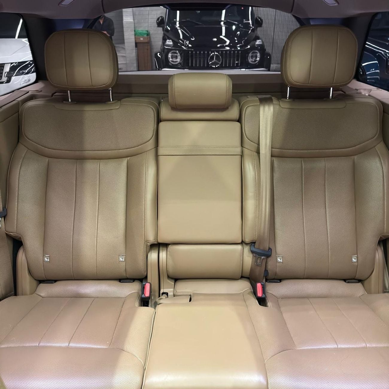 Land Rover Range Rover HSE P400 GCC warranty and service contract until 2030