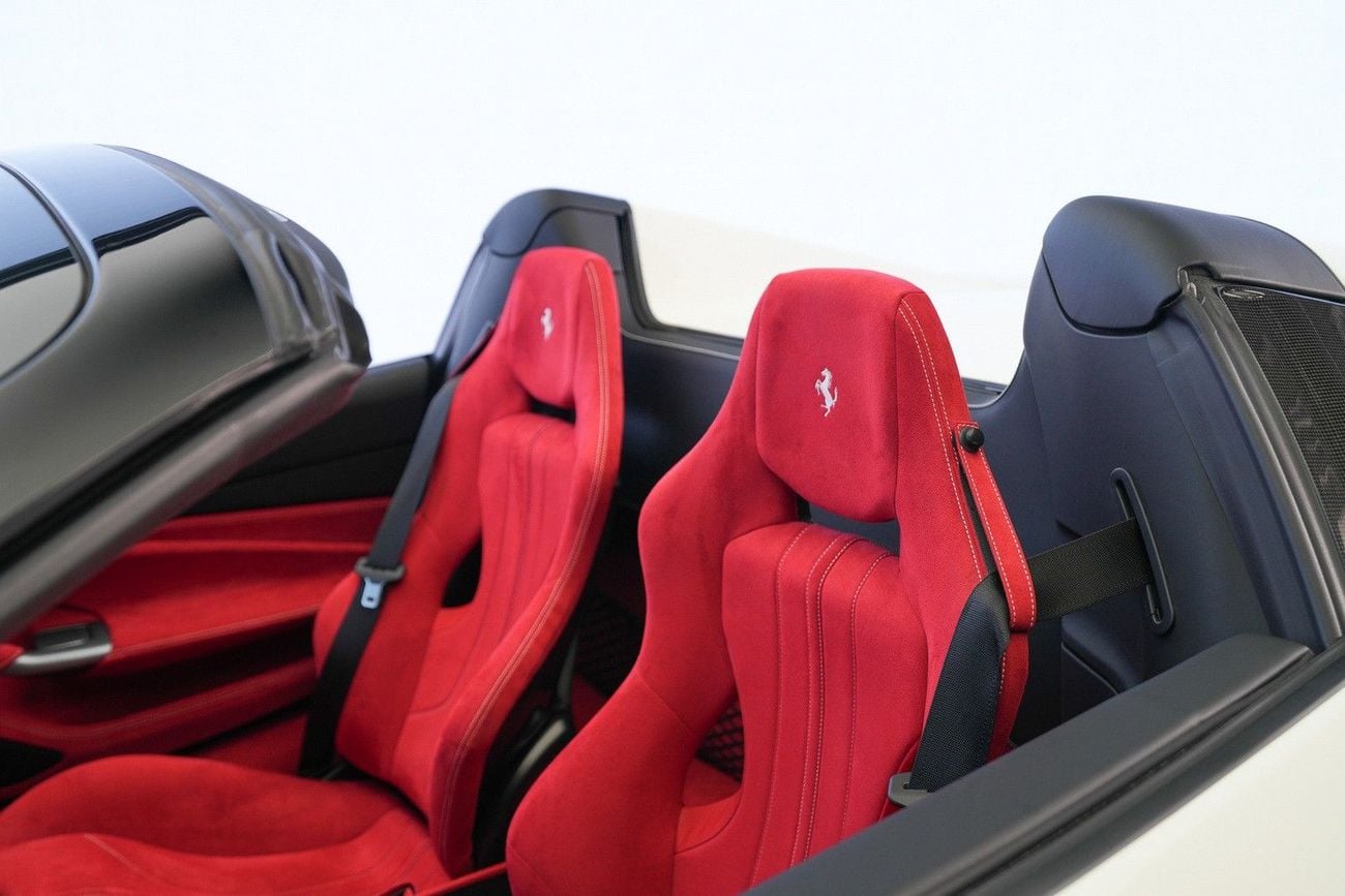 فيراري ف ٨ سبيدر STD (3.9L · 8 Cyl · Automatic · Petrol · Convertible · Rear Wheel Drive · 2 Seats · 2 Door)