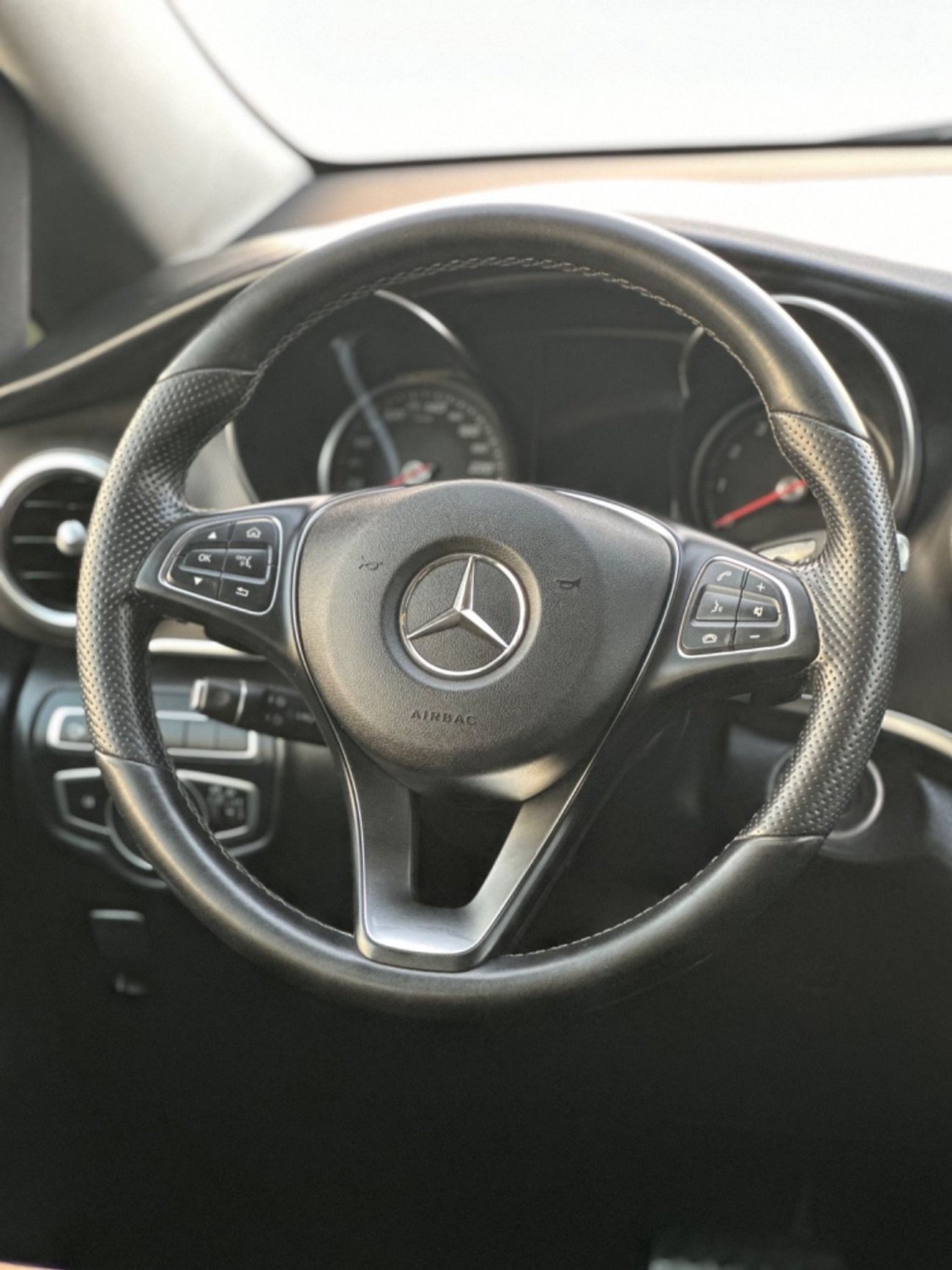 مرسيدس بنز V 250 موديل 2019 خليجي حاله ممتازه من الداخل والخارج صبغ الوكاله مالك واحد من الوكاله