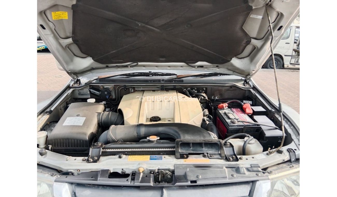 Mitsubishi Pajero MITSUBISHI PAJERO RIGHT HAND DRIVE(PM05806)